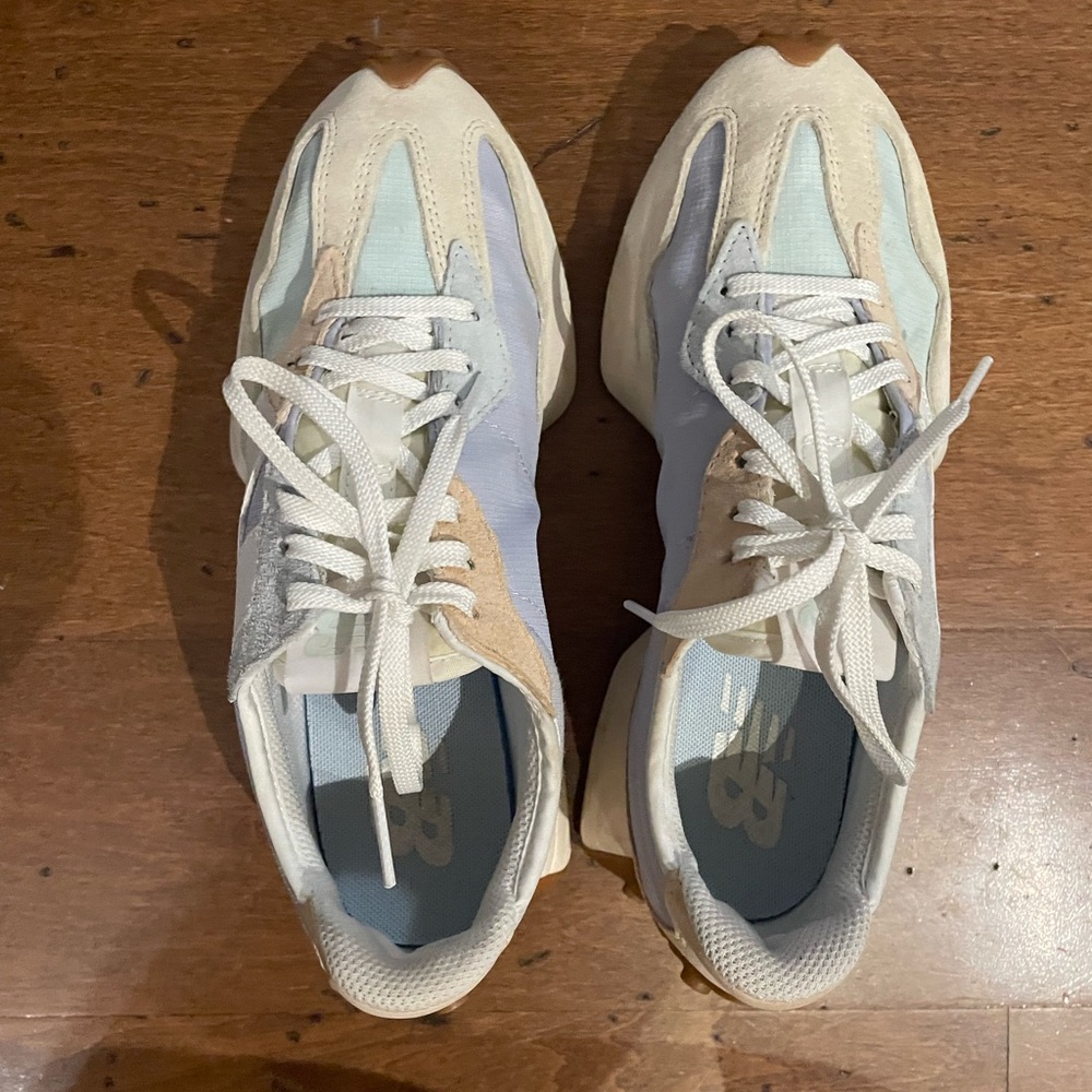 EUC New Balance 327 trainers.
Barely worn. Size 8.5.